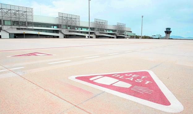 Área de estacionamiento de aeronaves en las instalaciones de Corvera, con la terminal al fondo. 