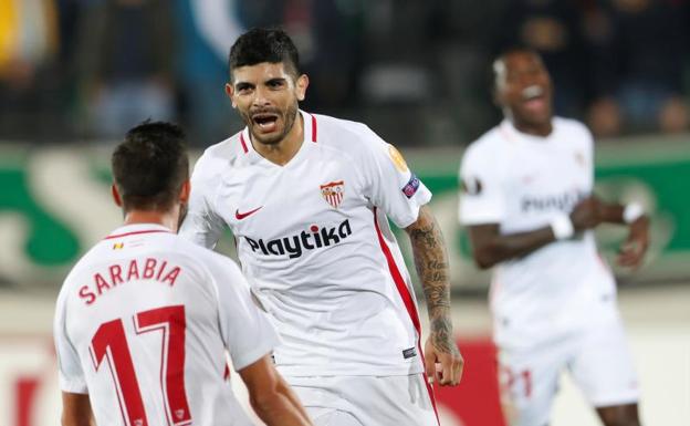 Banega celebra con Sarabia el gol que le dio la victoria al Sevilla. 