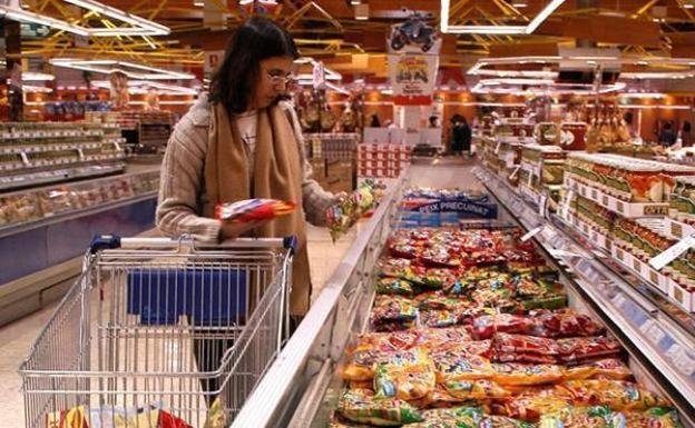 Una mujer en un supermercado.