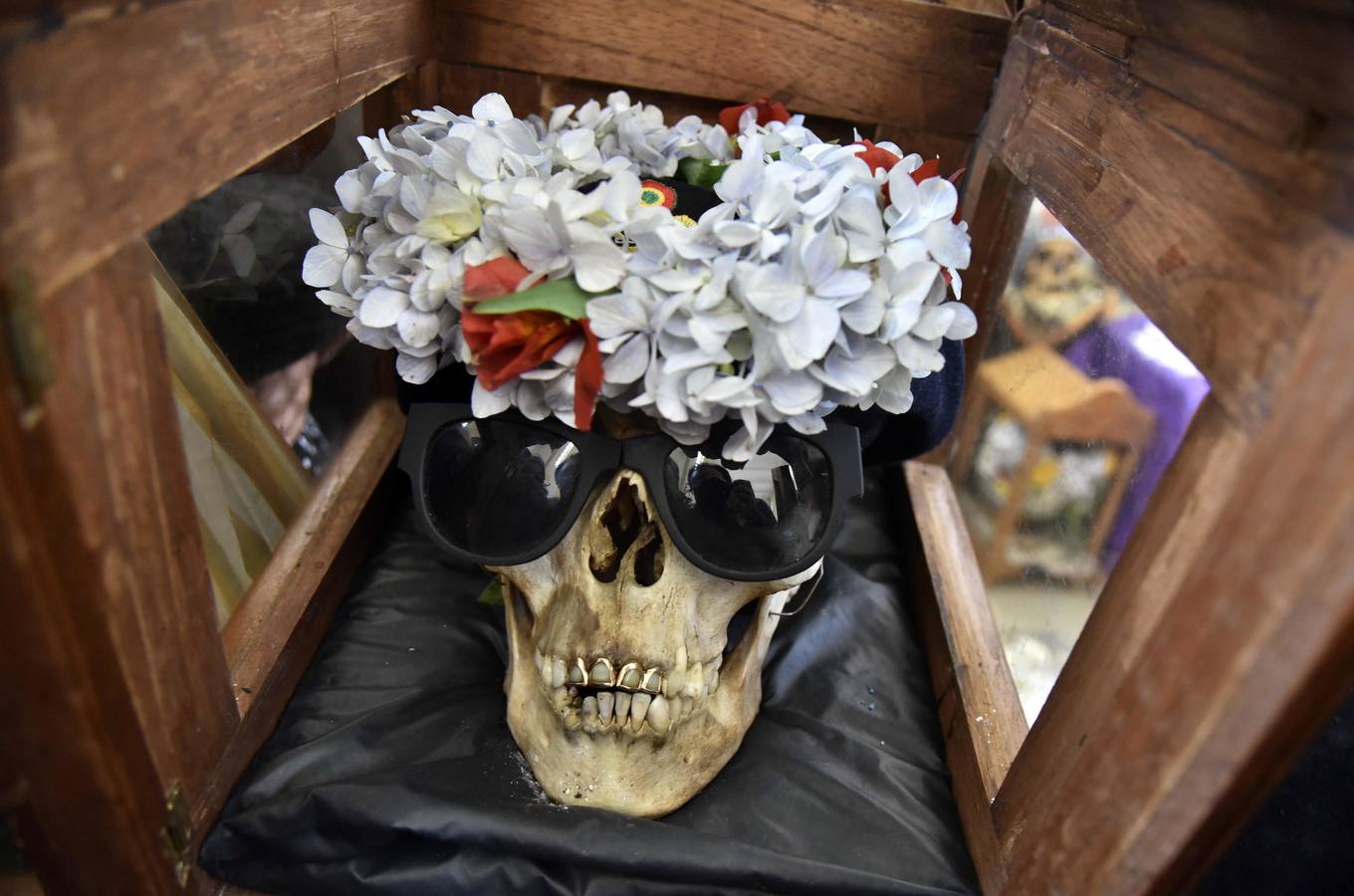 Ciudadanos bolivianos exponen «ñatitas», calaveras humanas, durante la fiesta de las «ñatitas», en La Paz (Bolivia). Las celebraciones en conmemoración de los muertos que comenzaron el pasado 1 de noviembre, acaban con una peculiar fiesta dedicada a las «ñatitas», a las que se les atribuyen capacidades protectoras. 