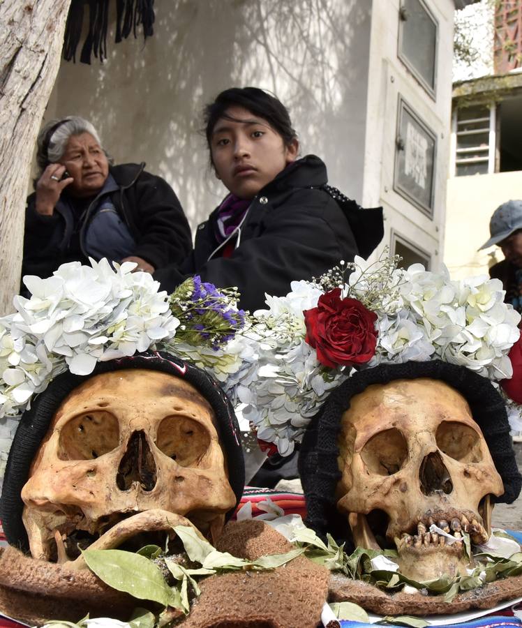 Ciudadanos bolivianos exponen «ñatitas», calaveras humanas, durante la fiesta de las «ñatitas», en La Paz (Bolivia). Las celebraciones en conmemoración de los muertos que comenzaron el pasado 1 de noviembre, acaban con una peculiar fiesta dedicada a las «ñatitas», a las que se les atribuyen capacidades protectoras. 