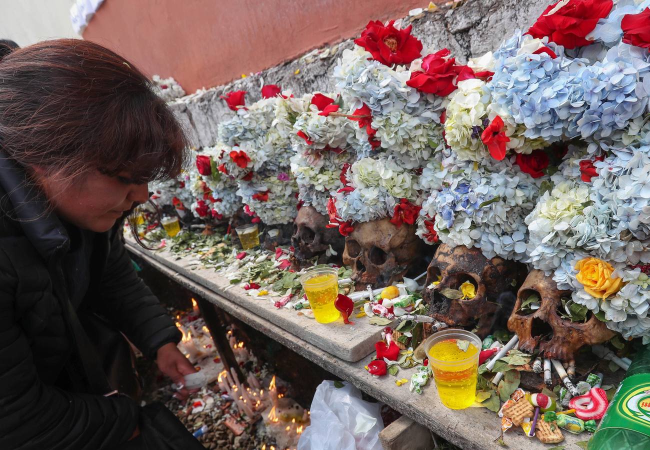 Ciudadanos bolivianos exponen «ñatitas», calaveras humanas, durante la fiesta de las «ñatitas», en La Paz (Bolivia). Las celebraciones en conmemoración de los muertos que comenzaron el pasado 1 de noviembre, acaban con una peculiar fiesta dedicada a las «ñatitas», a las que se les atribuyen capacidades protectoras. 