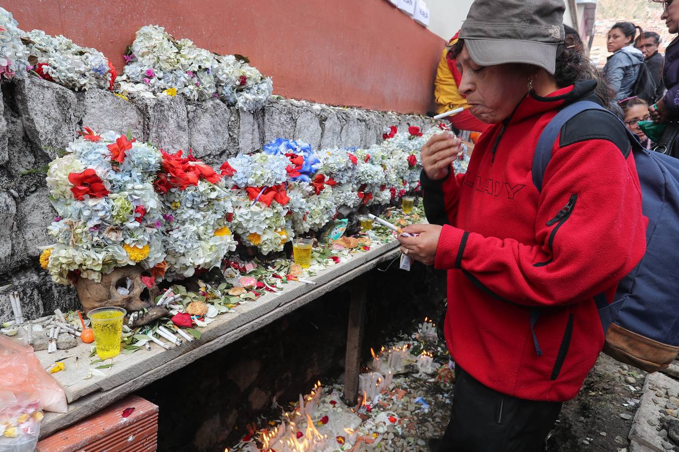 Ciudadanos bolivianos exponen «ñatitas», calaveras humanas, durante la fiesta de las «ñatitas», en La Paz (Bolivia). Las celebraciones en conmemoración de los muertos que comenzaron el pasado 1 de noviembre, acaban con una peculiar fiesta dedicada a las «ñatitas», a las que se les atribuyen capacidades protectoras. 