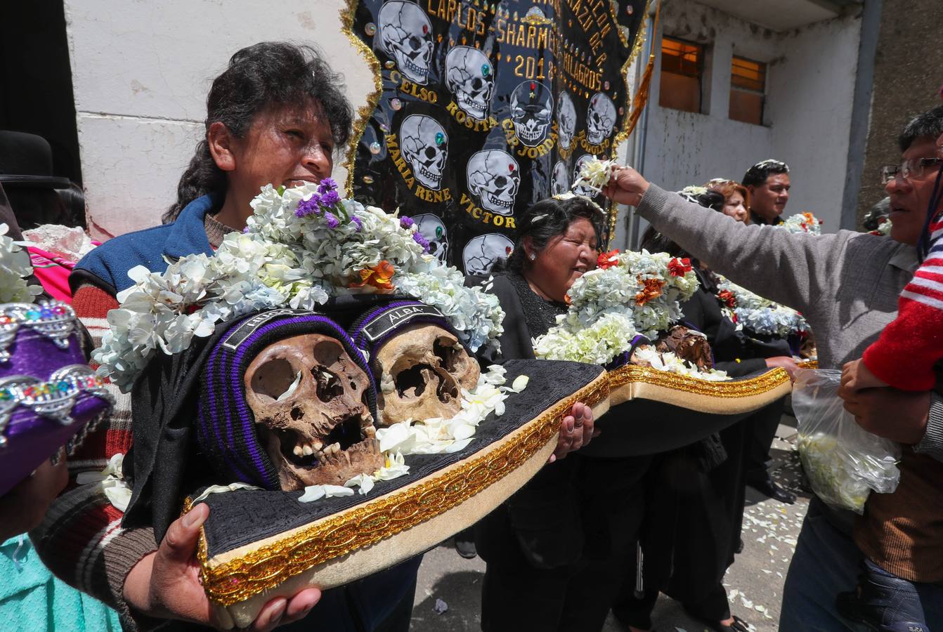 Ciudadanos bolivianos exponen «ñatitas», calaveras humanas, durante la fiesta de las «ñatitas», en La Paz (Bolivia). Las celebraciones en conmemoración de los muertos que comenzaron el pasado 1 de noviembre, acaban con una peculiar fiesta dedicada a las «ñatitas», a las que se les atribuyen capacidades protectoras. 