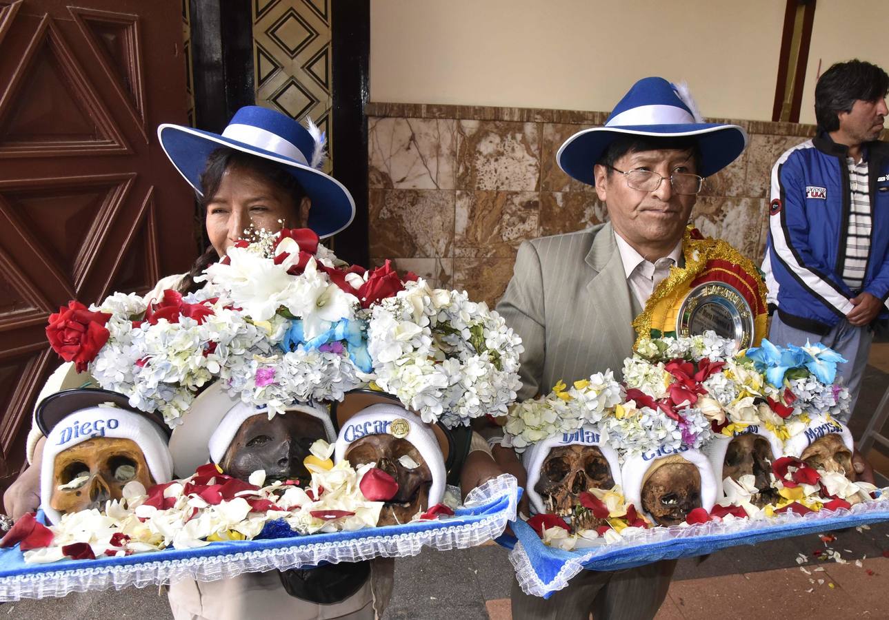 Ciudadanos bolivianos exponen «ñatitas», calaveras humanas, durante la fiesta de las «ñatitas», en La Paz (Bolivia). Las celebraciones en conmemoración de los muertos que comenzaron el pasado 1 de noviembre, acaban con una peculiar fiesta dedicada a las «ñatitas», a las que se les atribuyen capacidades protectoras. 