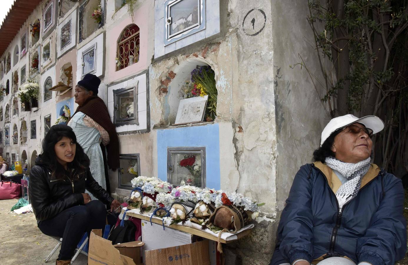 Ciudadanos bolivianos exponen «ñatitas», calaveras humanas, durante la fiesta de las «ñatitas», en La Paz (Bolivia). Las celebraciones en conmemoración de los muertos que comenzaron el pasado 1 de noviembre, acaban con una peculiar fiesta dedicada a las «ñatitas», a las que se les atribuyen capacidades protectoras. 