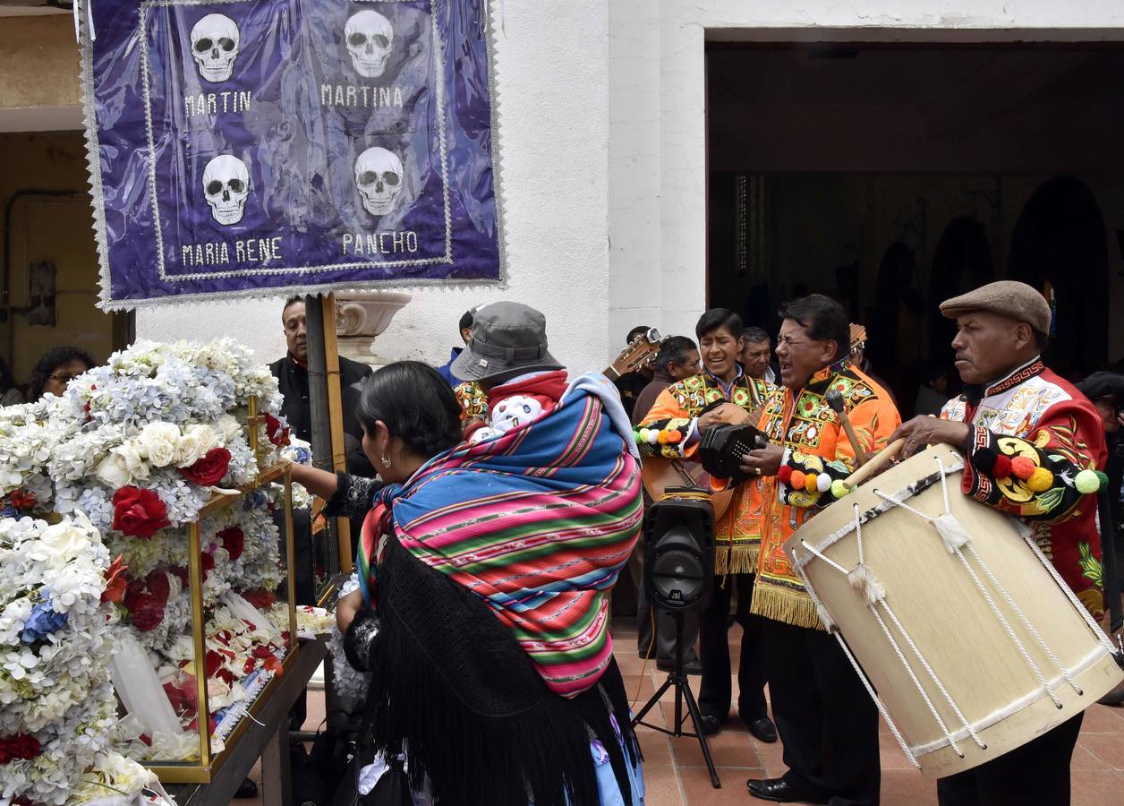 Ciudadanos bolivianos exponen «ñatitas», calaveras humanas, durante la fiesta de las «ñatitas», en La Paz (Bolivia). Las celebraciones en conmemoración de los muertos que comenzaron el pasado 1 de noviembre, acaban con una peculiar fiesta dedicada a las «ñatitas», a las que se les atribuyen capacidades protectoras. 