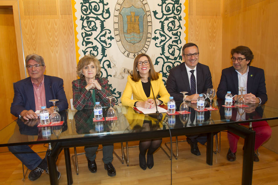 La ministra de Sanidad, Consumo y Bienestar mantiene un encuentro en el Palacio Consistorial con representantes de las principales entidades sociales del municipio de Cartagena