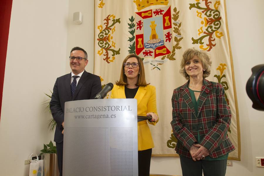 La ministra de Sanidad, Consumo y Bienestar mantiene un encuentro en el Palacio Consistorial con representantes de las principales entidades sociales del municipio de Cartagena