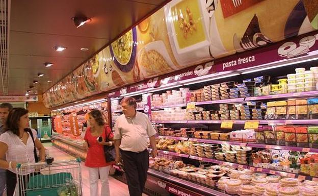 Clientes en un supermercado de Mercadona.