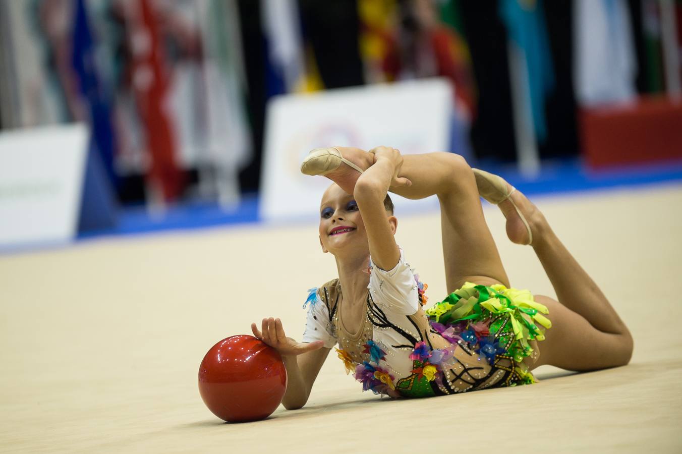 Unas quinientas gimnastas compiten en el primer día de los campeonatos, que se cierra sin ningún podio para la Región