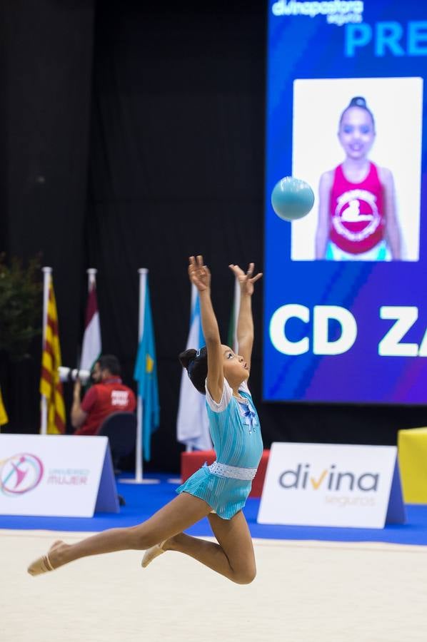 Unas quinientas gimnastas compiten en el primer día de los campeonatos, que se cierra sin ningún podio para la Región