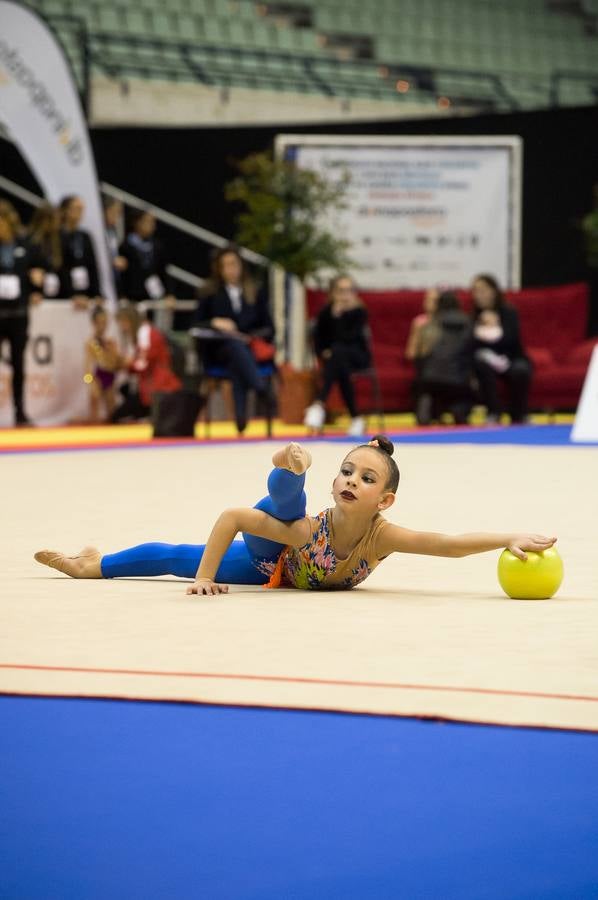 Unas quinientas gimnastas compiten en el primer día de los campeonatos, que se cierra sin ningún podio para la Región
