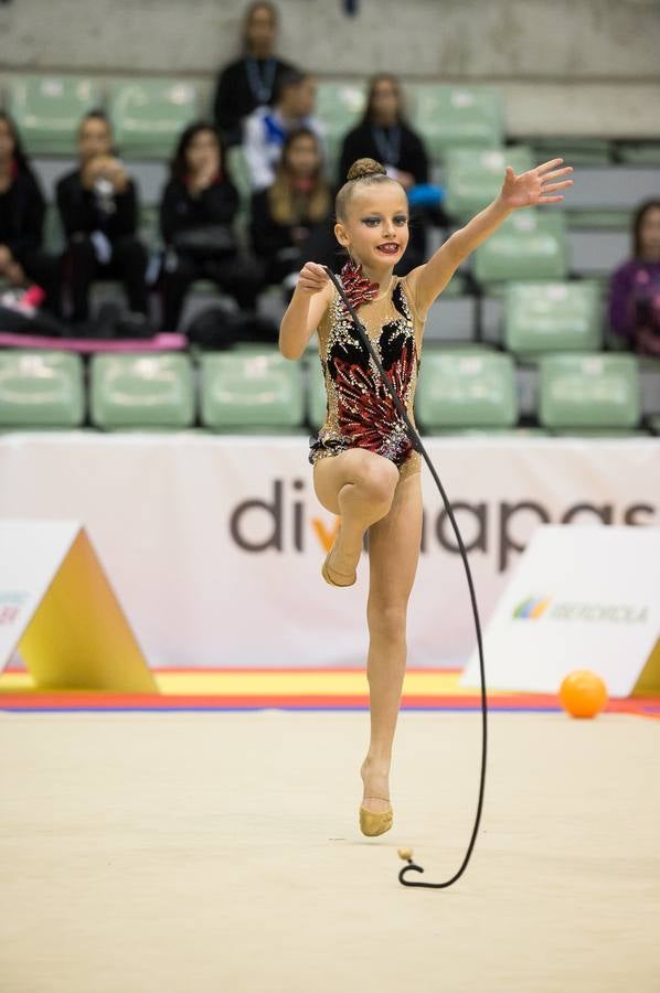 Unas quinientas gimnastas compiten en el primer día de los campeonatos, que se cierra sin ningún podio para la Región
