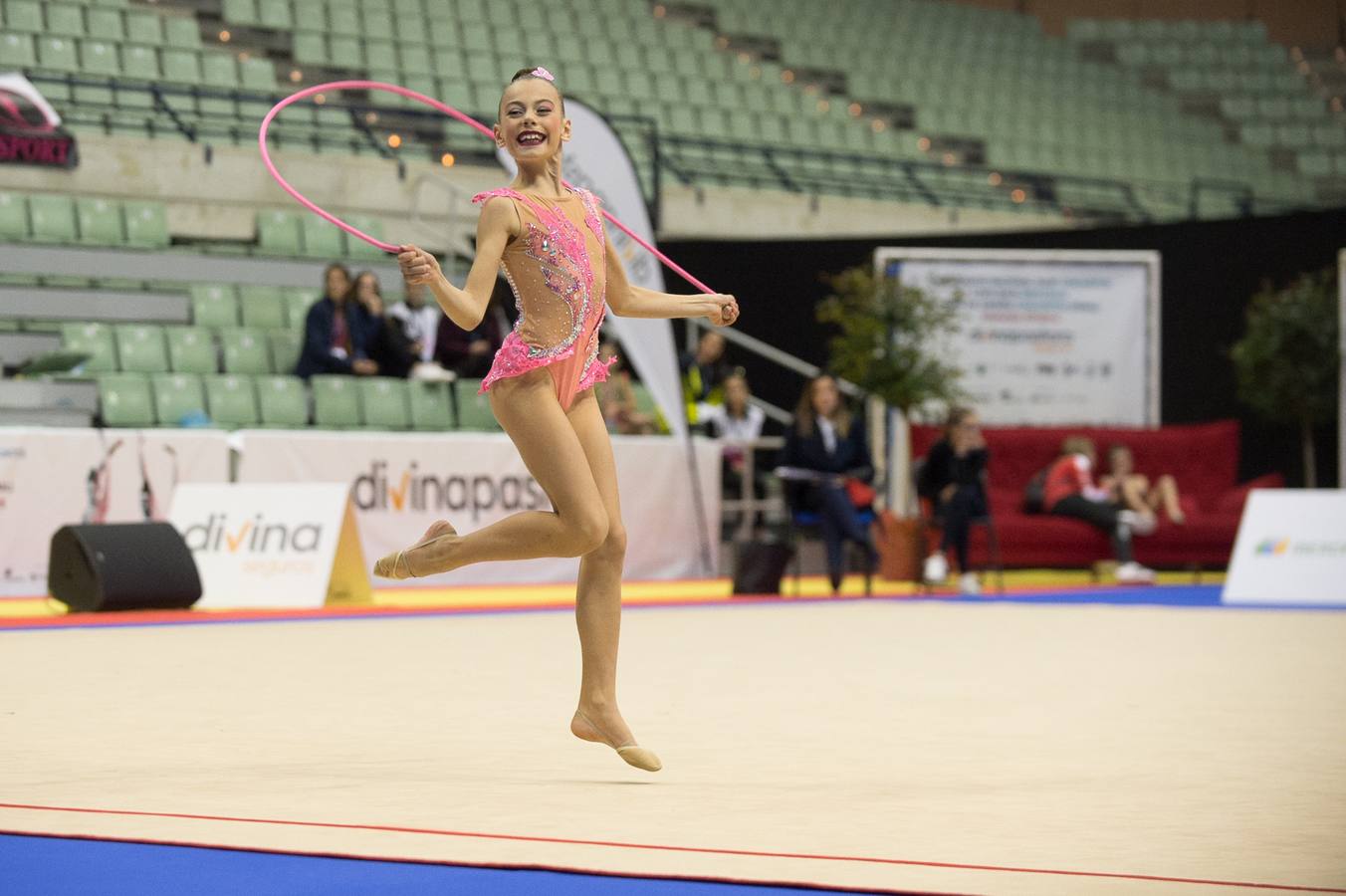 Unas quinientas gimnastas compiten en el primer día de los campeonatos, que se cierra sin ningún podio para la Región