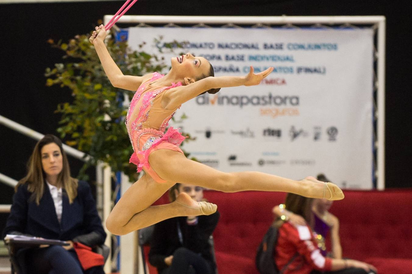 Unas quinientas gimnastas compiten en el primer día de los campeonatos, que se cierra sin ningún podio para la Región