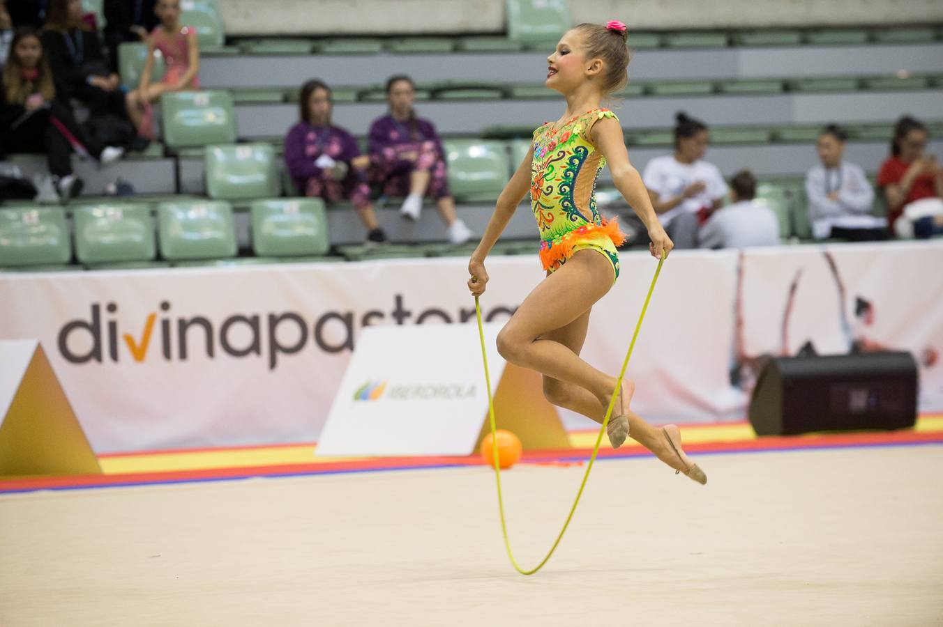 Unas quinientas gimnastas compiten en el primer día de los campeonatos, que se cierra sin ningún podio para la Región