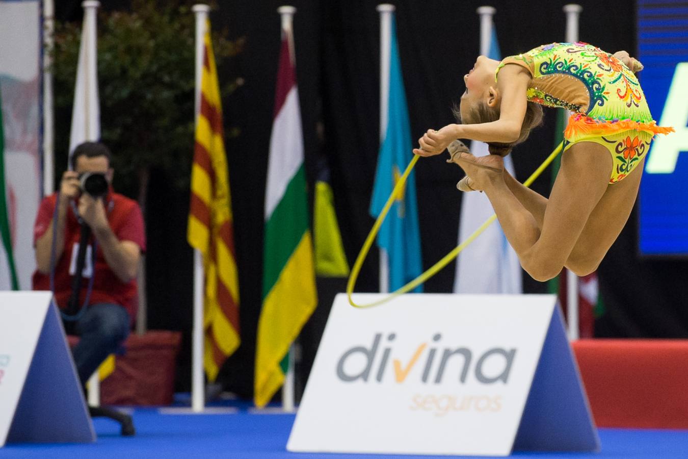 Unas quinientas gimnastas compiten en el primer día de los campeonatos, que se cierra sin ningún podio para la Región