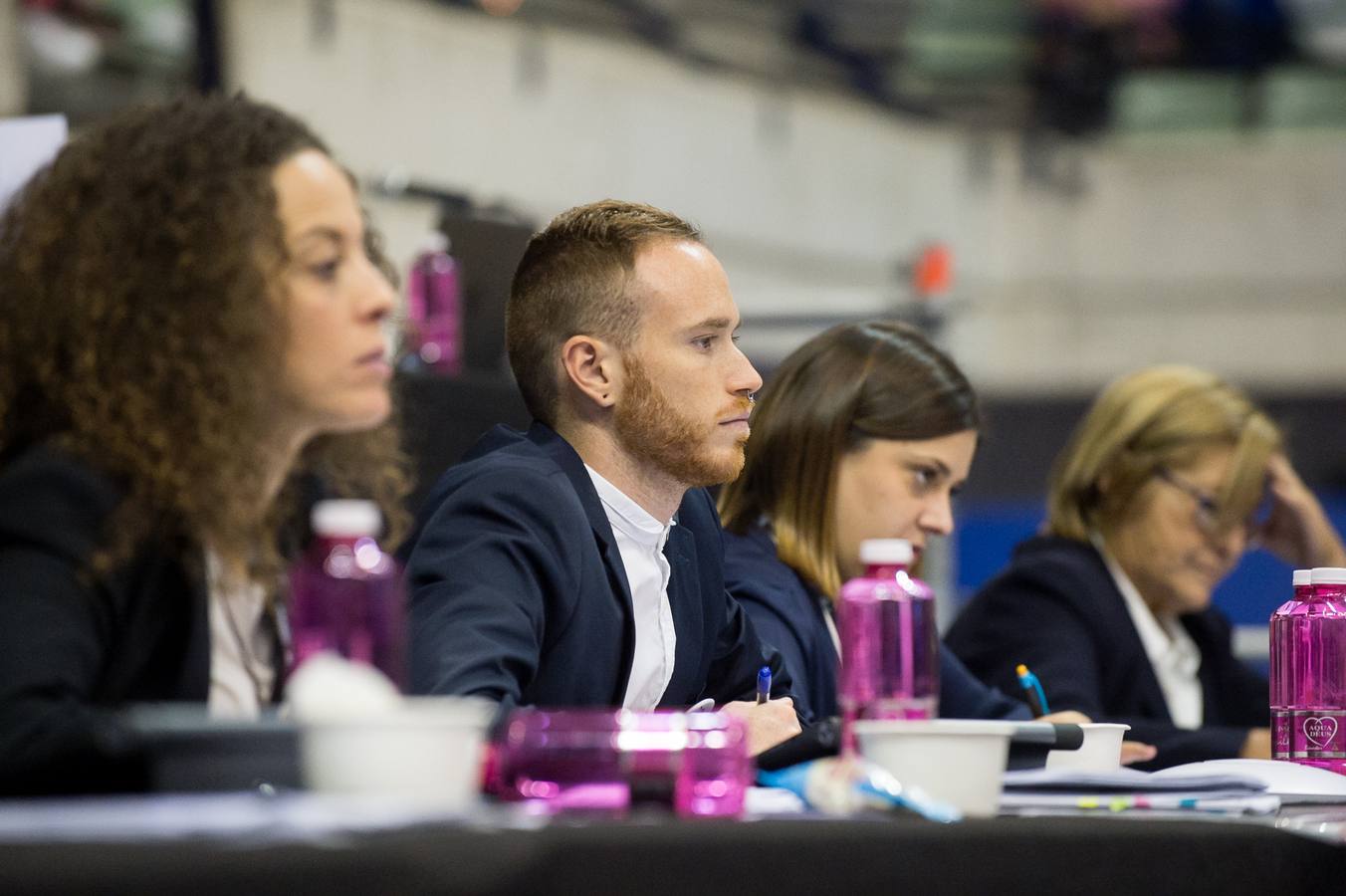 Unas quinientas gimnastas compiten en el primer día de los campeonatos, que se cierra sin ningún podio para la Región
