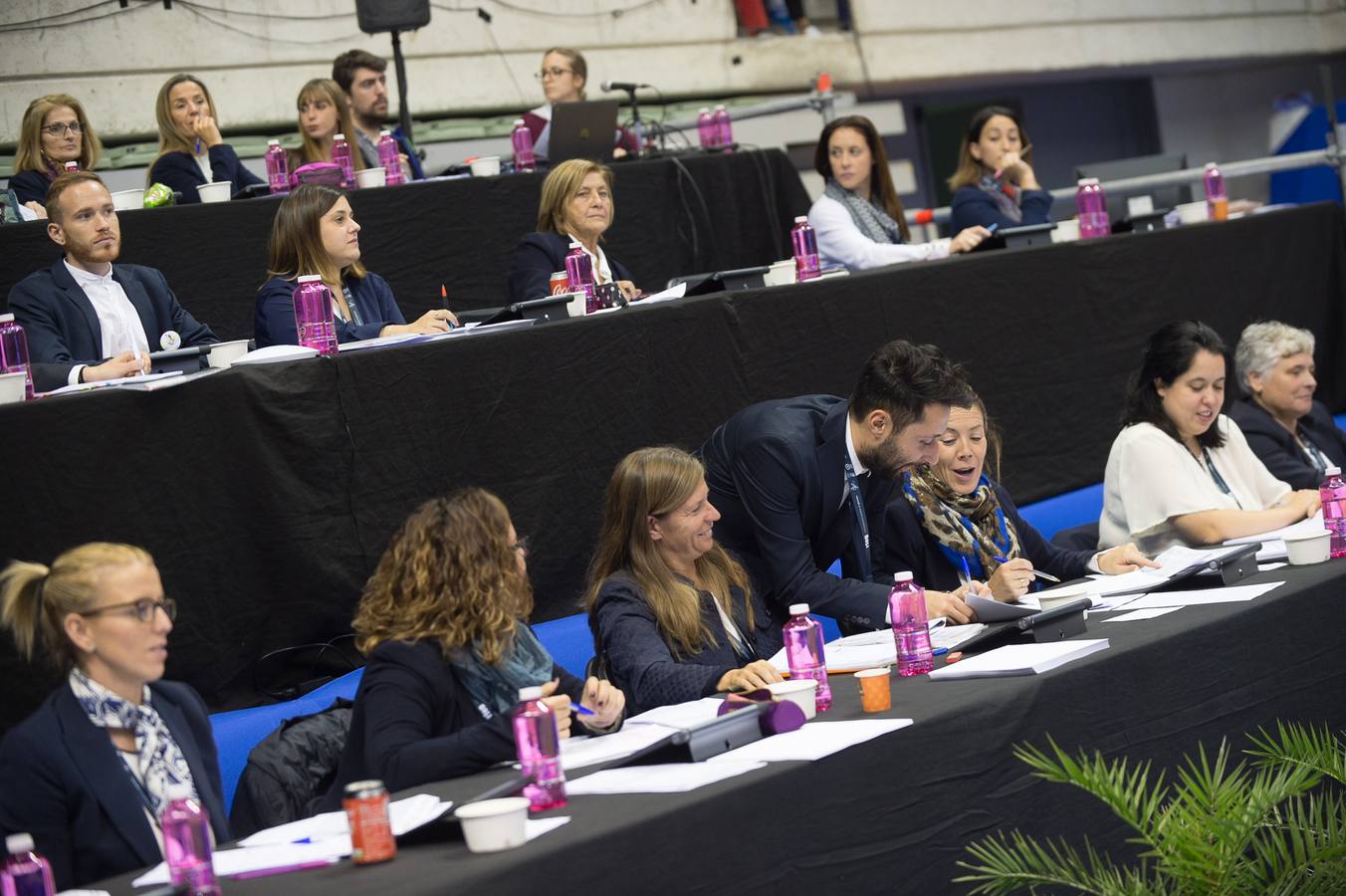 Unas quinientas gimnastas compiten en el primer día de los campeonatos, que se cierra sin ningún podio para la Región