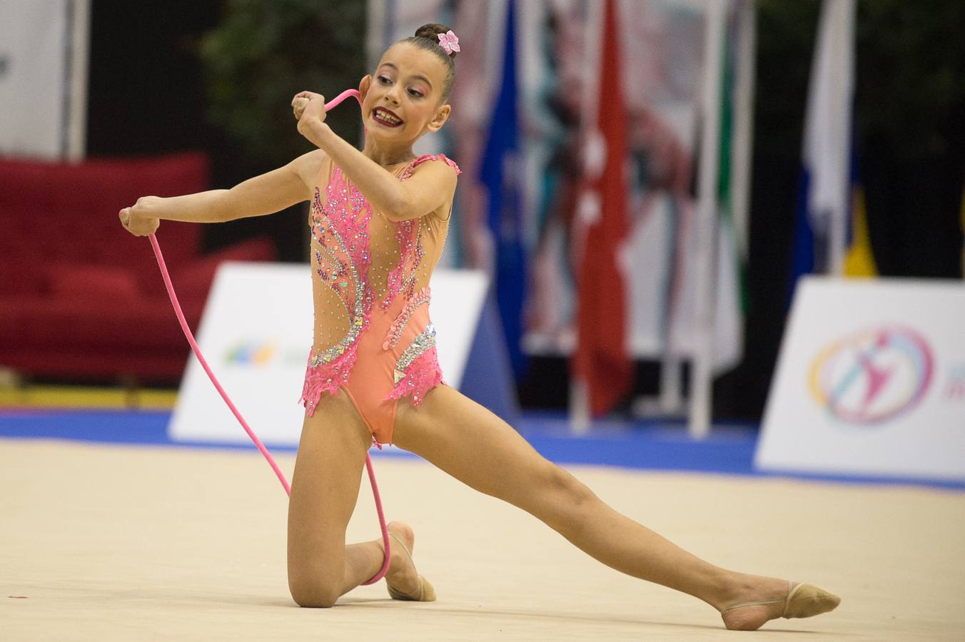 Unas quinientas gimnastas compiten en el primer día de los campeonatos, que se cierra sin ningún podio para la Región