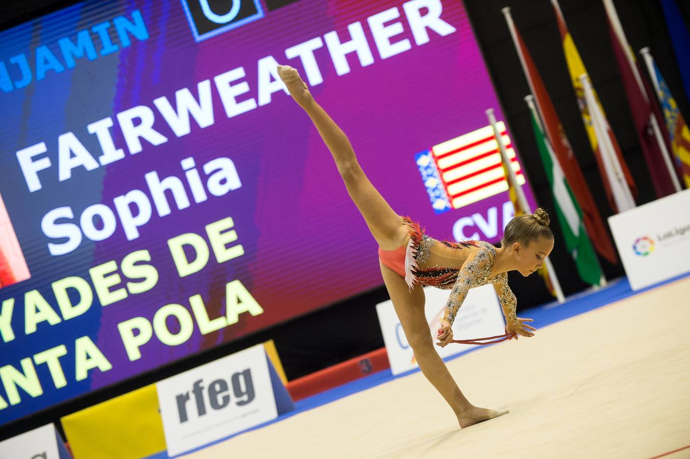 Unas quinientas gimnastas compiten en el primer día de los campeonatos, que se cierra sin ningún podio para la Región