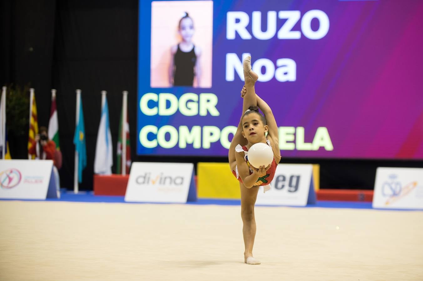 Unas quinientas gimnastas compiten en el primer día de los campeonatos, que se cierra sin ningún podio para la Región