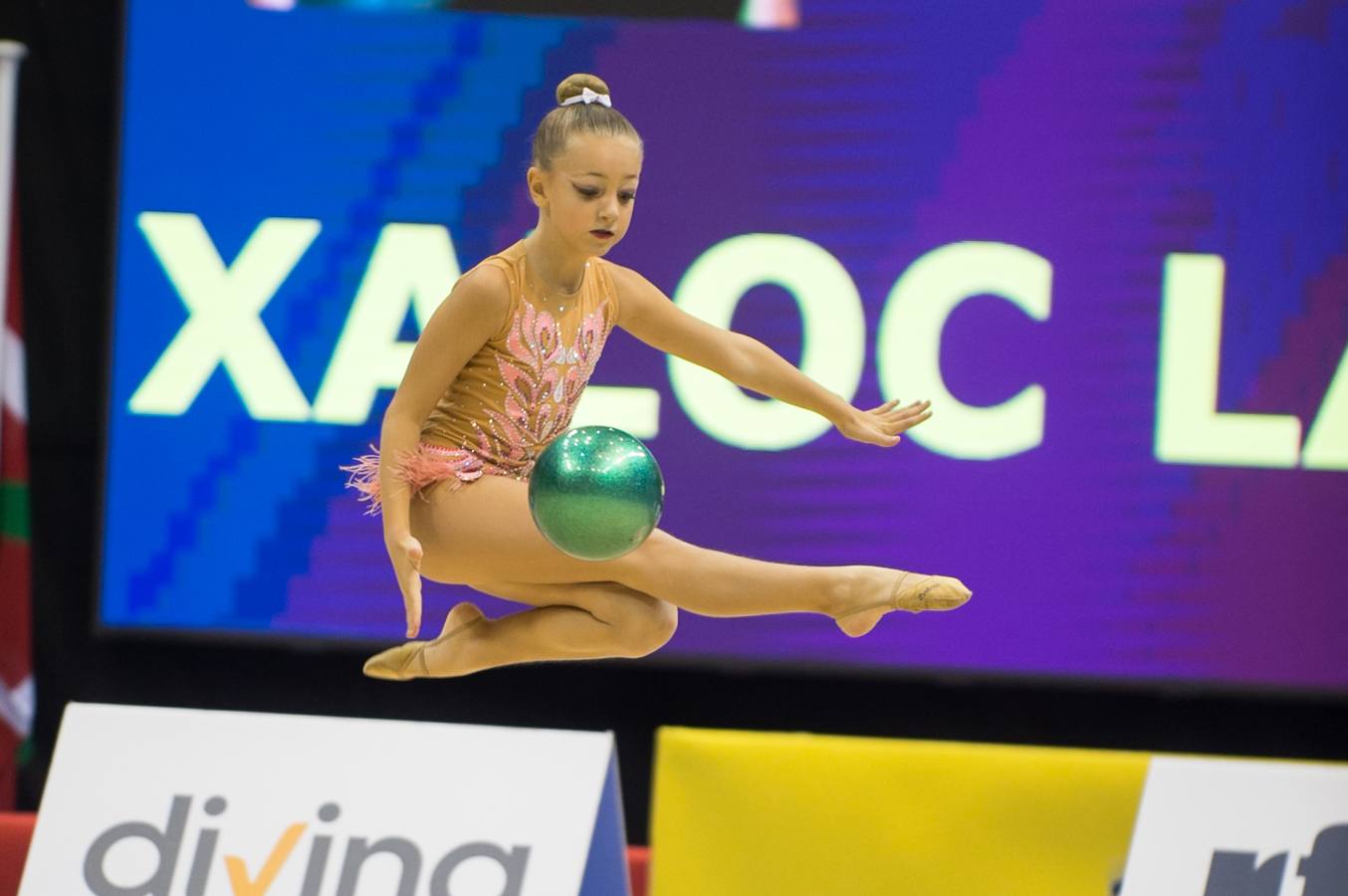 Unas quinientas gimnastas compiten en el primer día de los campeonatos, que se cierra sin ningún podio para la Región