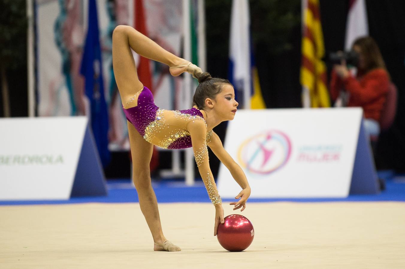 Unas quinientas gimnastas compiten en el primer día de los campeonatos, que se cierra sin ningún podio para la Región