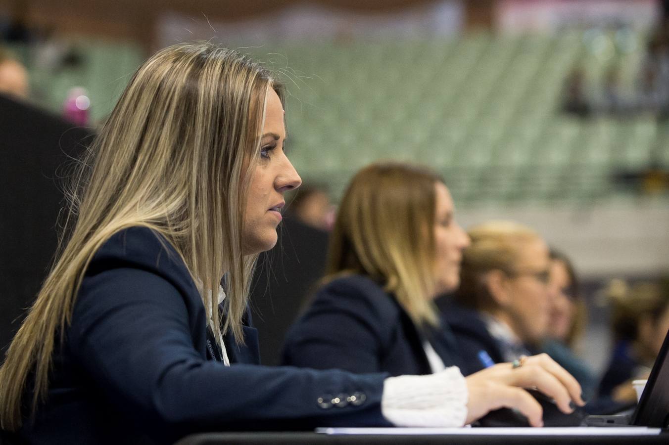 Unas quinientas gimnastas compiten en el primer día de los campeonatos, que se cierra sin ningún podio para la Región