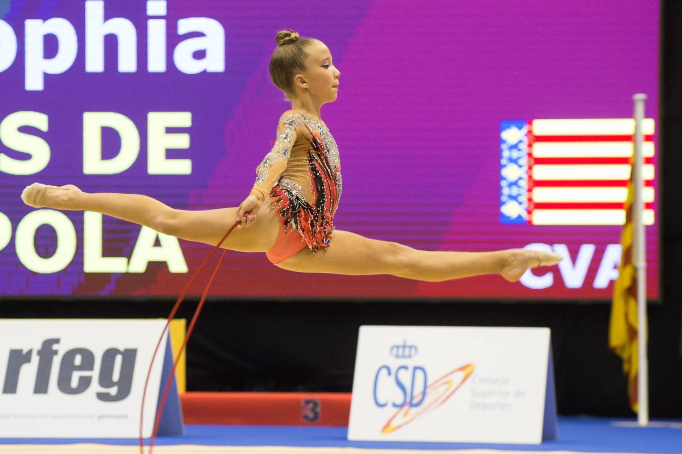 Unas quinientas gimnastas compiten en el primer día de los campeonatos, que se cierra sin ningún podio para la Región