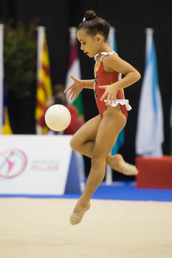 Unas quinientas gimnastas compiten en el primer día de los campeonatos, que se cierra sin ningún podio para la Región