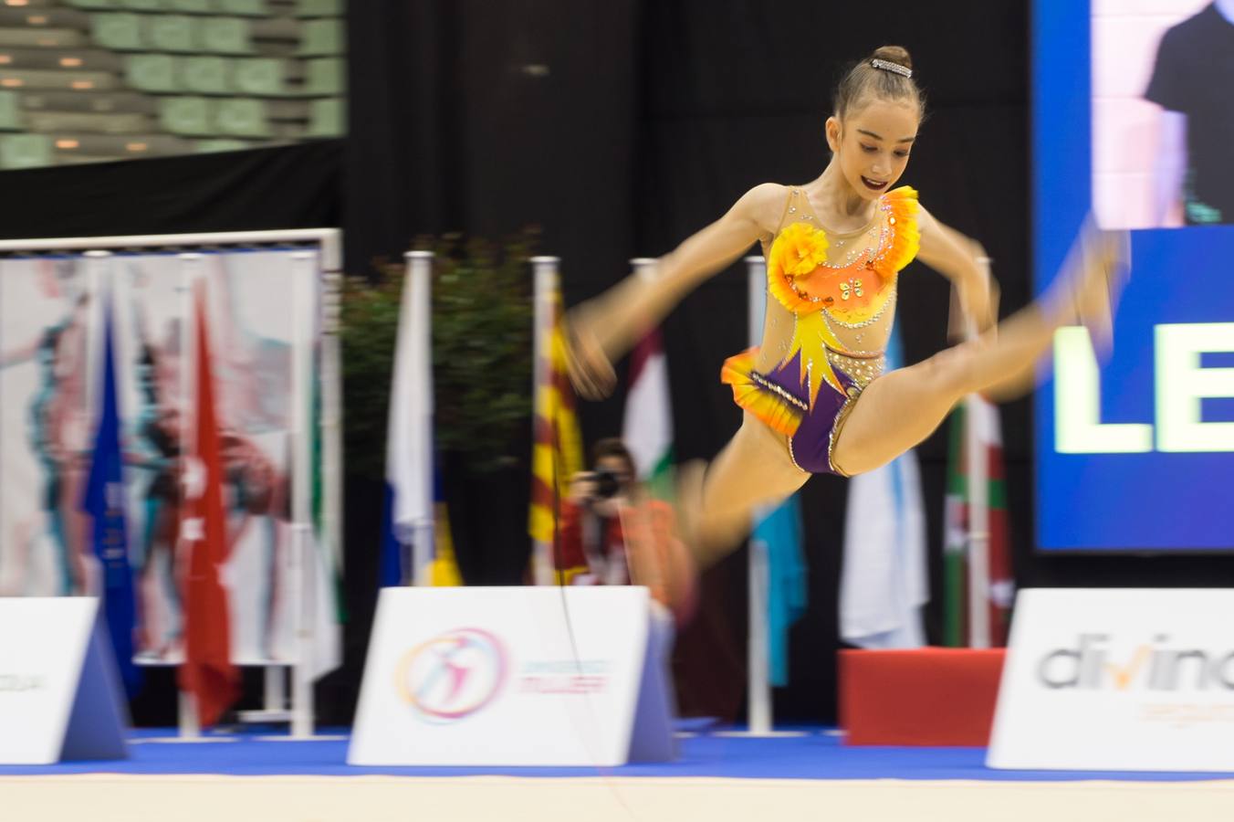 Unas quinientas gimnastas compiten en el primer día de los campeonatos, que se cierra sin ningún podio para la Región
