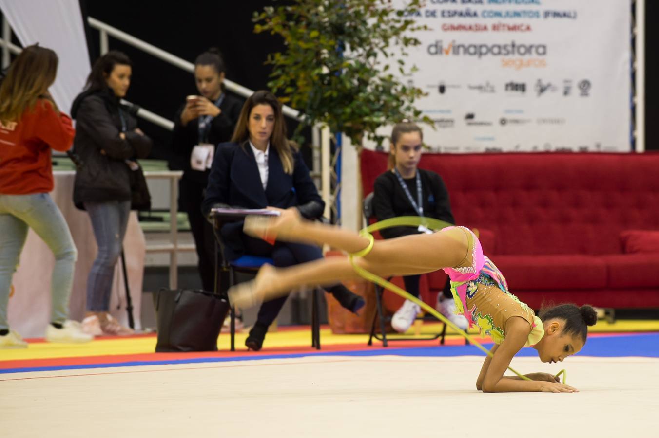 Unas quinientas gimnastas compiten en el primer día de los campeonatos, que se cierra sin ningún podio para la Región