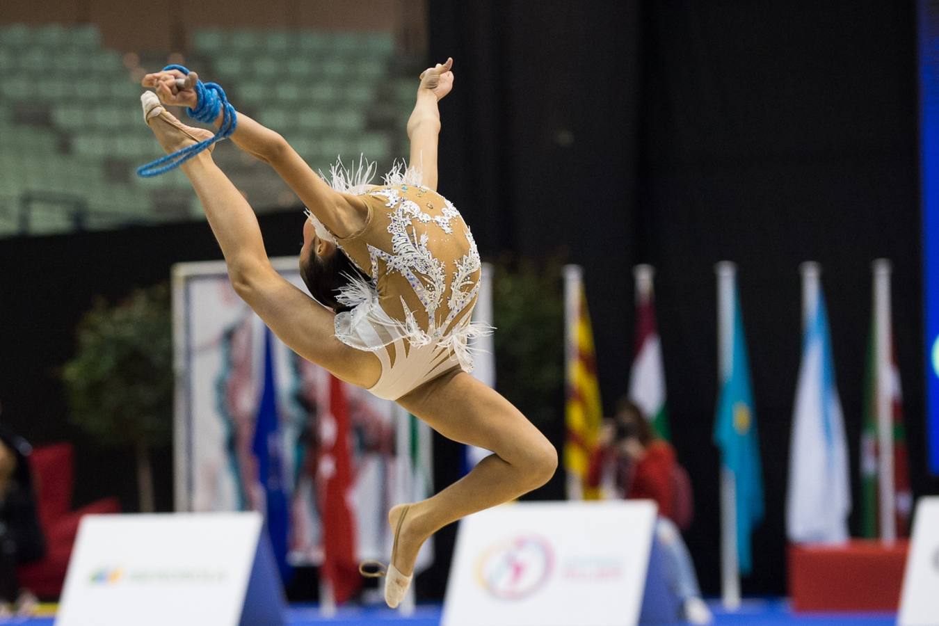 Unas quinientas gimnastas compiten en el primer día de los campeonatos, que se cierra sin ningún podio para la Región