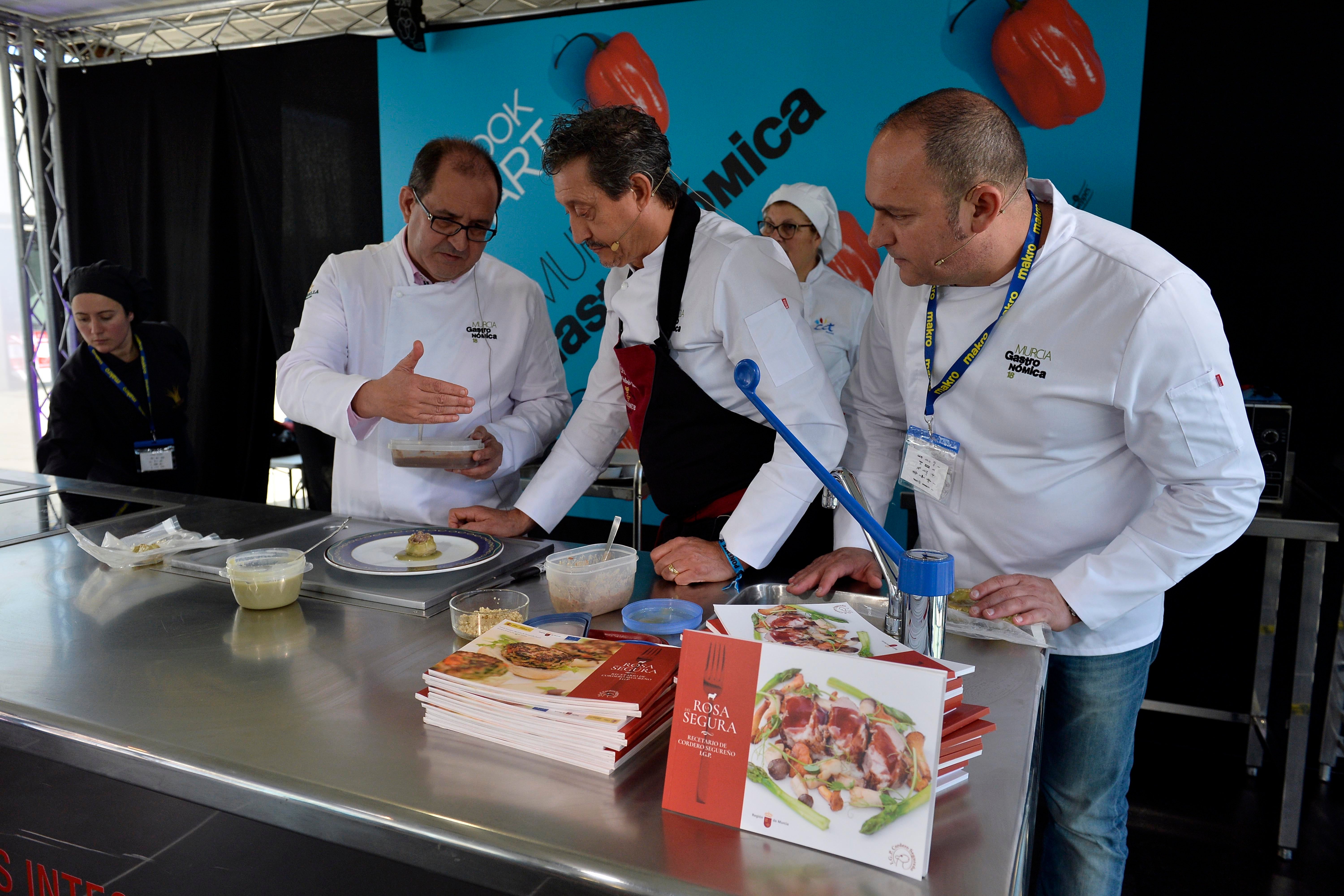 La segunda ponencia de Murcia Gastronómica corrió a cargo Francisco José Saura, Juan Antonio García y Cayetano Gómez, que presentaron un recetario de cordero segureño.