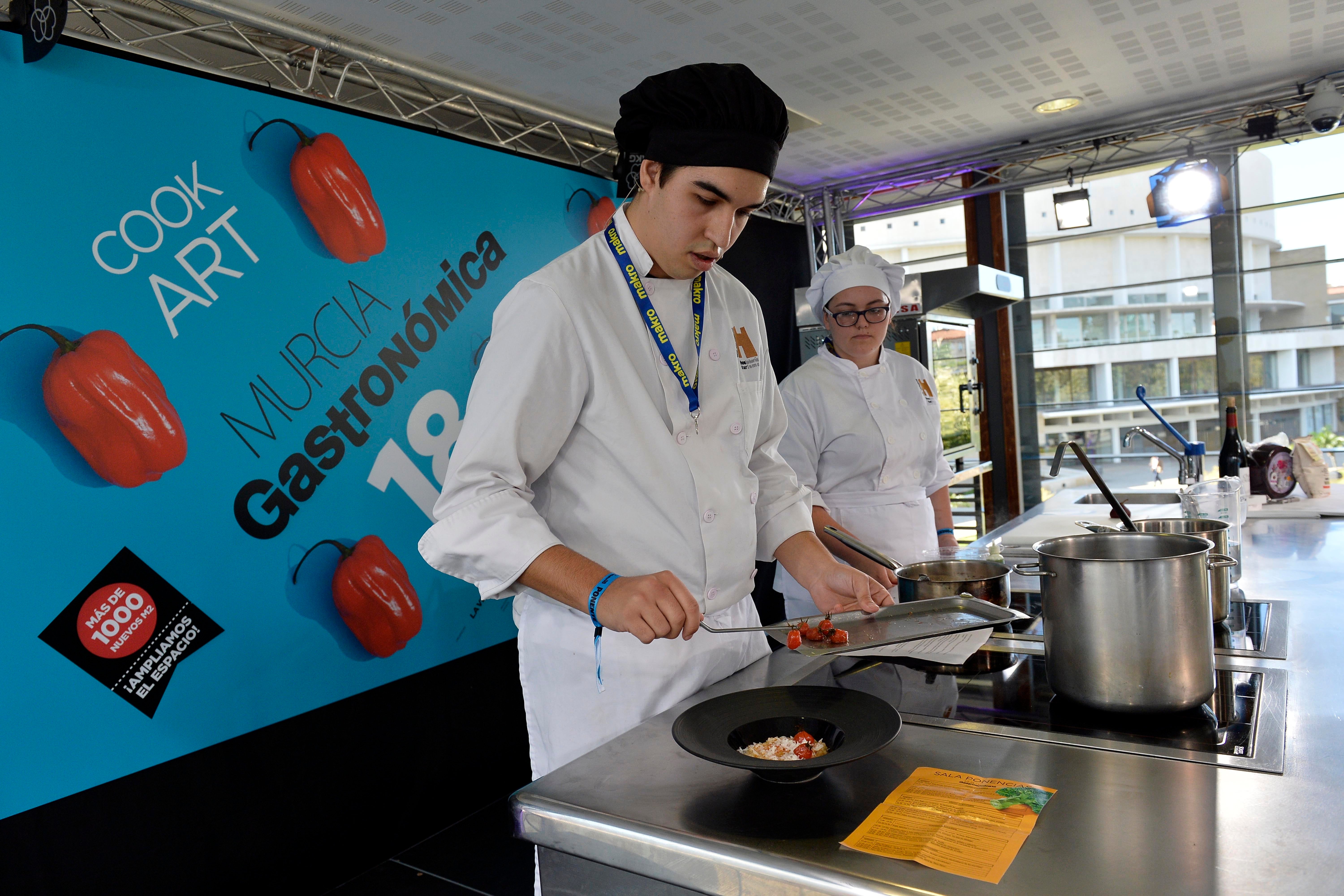 Elías García, ganador del Concurso Joven Cocinero de Jecomur 2018, explica su arroz napolitano.