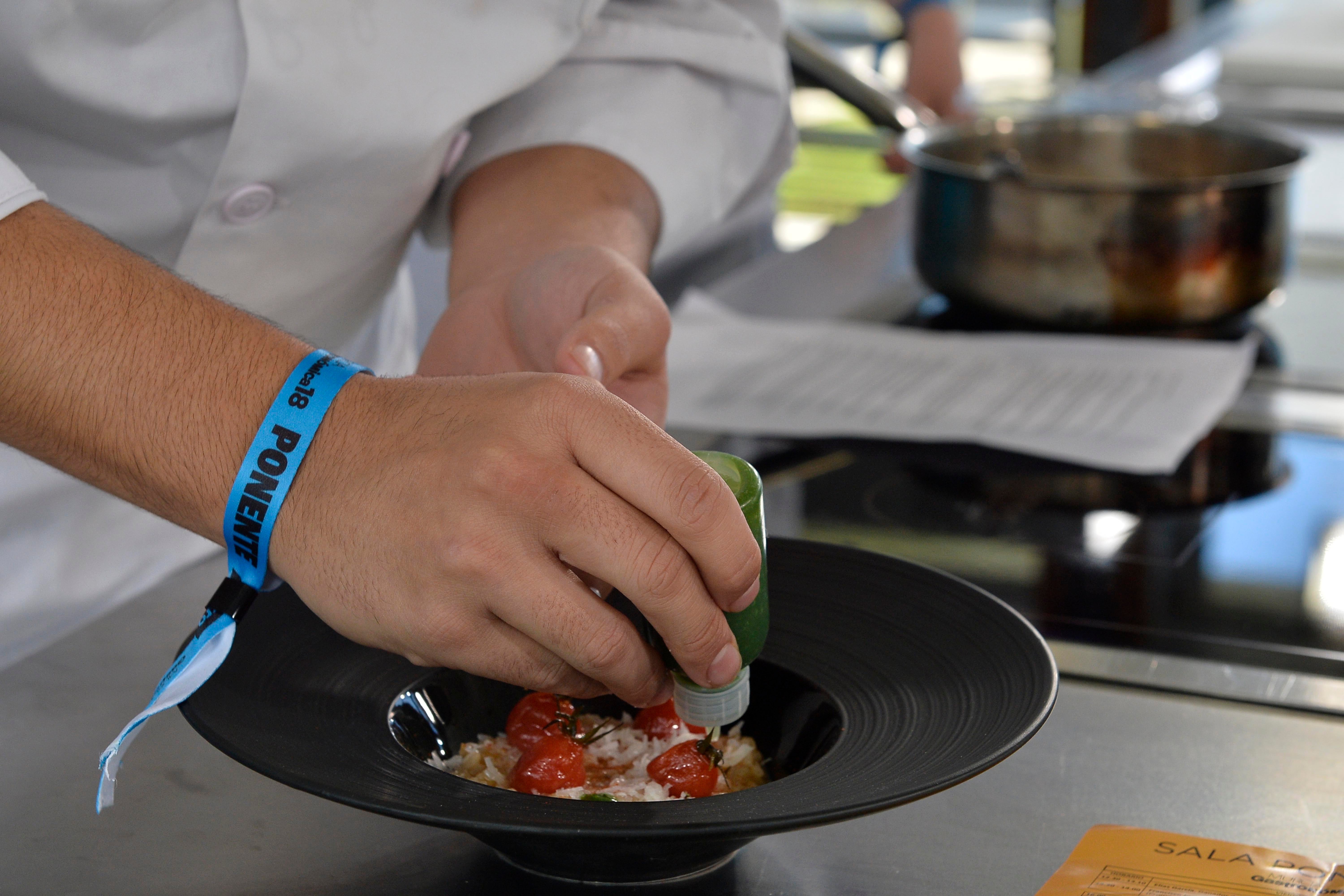 Elías García, ganador del Concurso Joven Cocinero de Jecomur 2018, explica su arroz napolitano.
