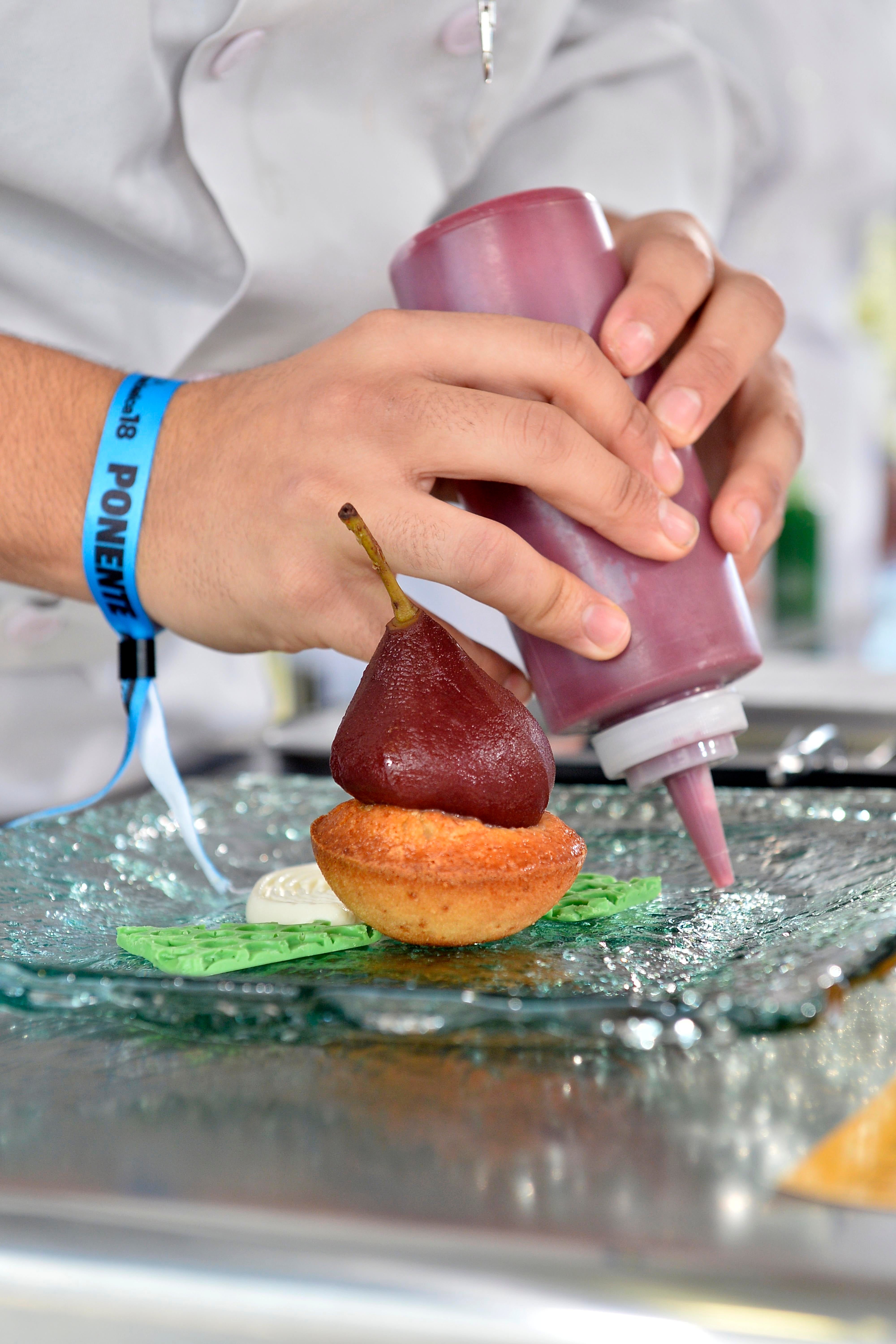 Elías García, ganador del Concurso Joven Cocinero de Jecomur 2018, cerró su taller con un postre.