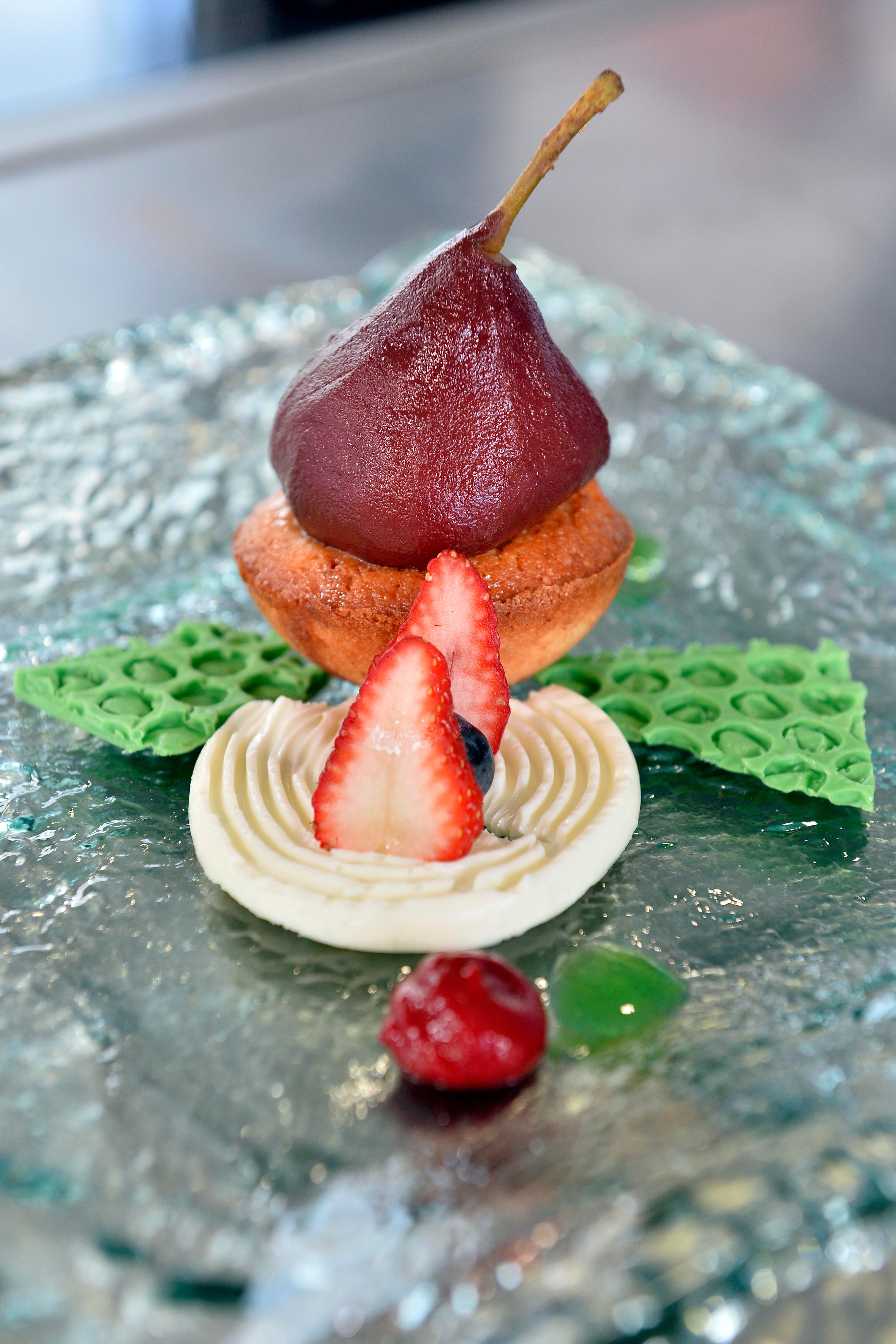 Elías García, ganador del Concurso Joven Cocinero de Jecomur 2018, cerró su taller con un postre.