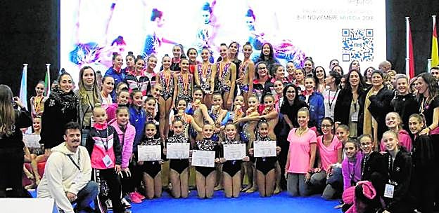 Las gimnastas murcianas que triunfaron ayer; en el resto de imágenes, distintos momentos de la jornada. 