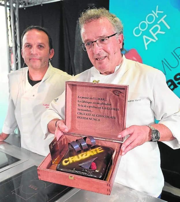 Los maestros pasteleros Joaquín Ramos y Andrés Mármol, con su última creación 'Crúzate al chocolate'. 