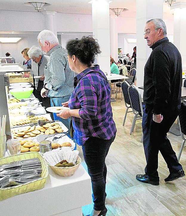Varios clientes se preparan el desayuno en el comedor del hotel Los Delfines, este jueves. 