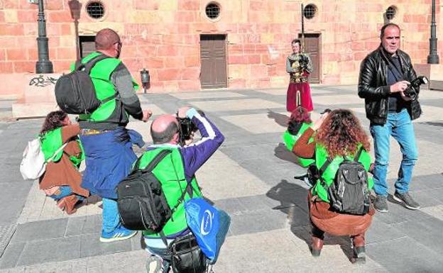 Participantes el pasado año fotografiando a uno de los personajes de las Fiestas de San Clemente en la Plaza de España. 