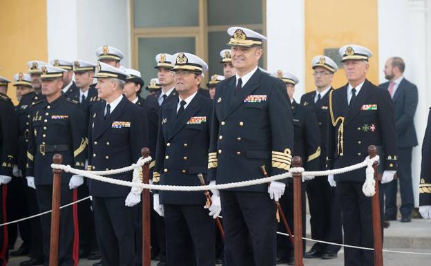 El Almirante de la Flota (Alflot), Manuel Garat Caramé (primera fila, derecha), durante su visita a Cartagena.