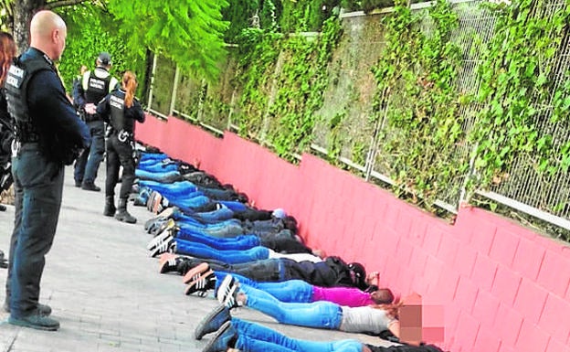 Hinchas detenidos por la Policía. 