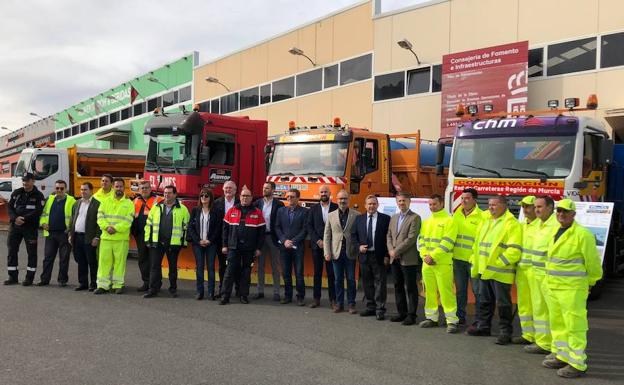 Las personalidades que se han dado cita en la presentación del dispositivo de seguridad en las carreteras regionales.