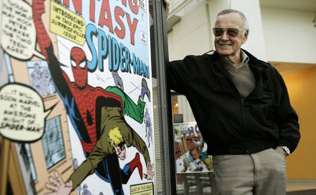 Imagen principal - Stan Lee llegó a tener hasta muñecos con su imagen. Silver Surfer fue una de sus más afortunadas creaciones.