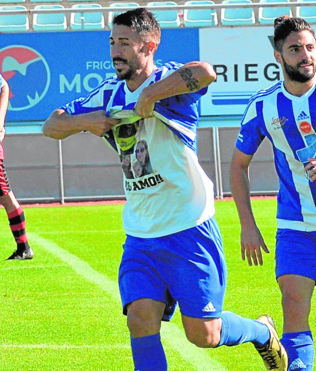 Villanueva celebra el primer gol del Lorca Deportiva al Cieza con un mensaje, 'Os amo, amor', para su mujer e hija. 