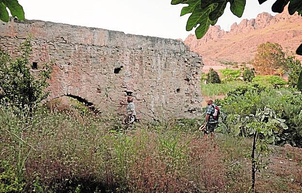 Fotograma de 'Desarraigo', con Pilar Gómez junto al acueducto de la noria fluvial de Cañada Hidalgo. 